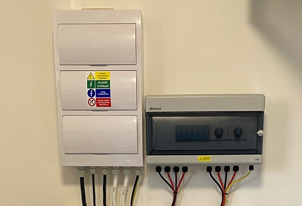 Instalación de la caja del combinador de DC de las cadenas de Aswich1000V en checo para el sistema solar